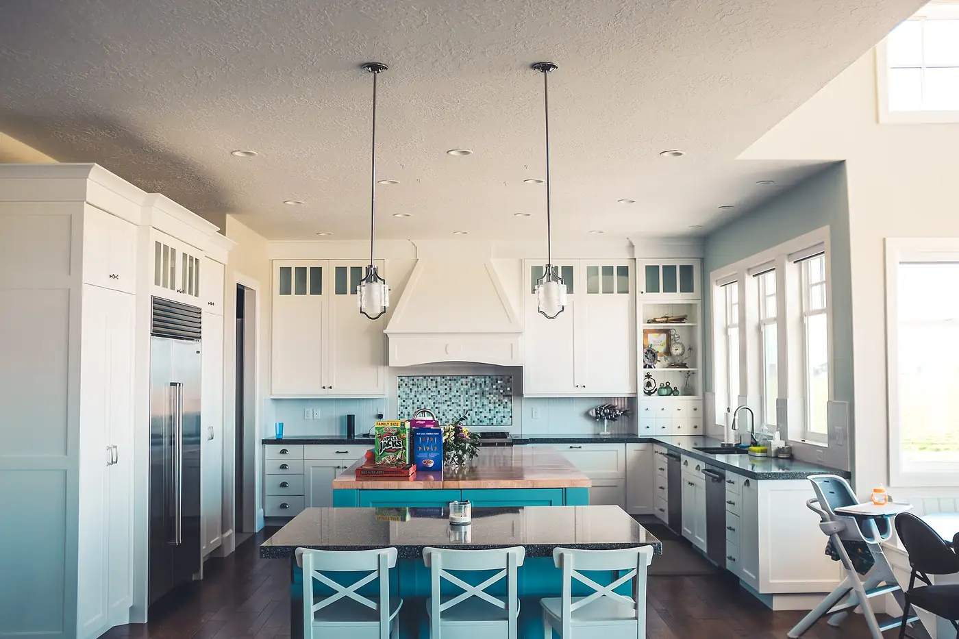 A bright, fully renovated kitchen — design image, shared openly as an illustration